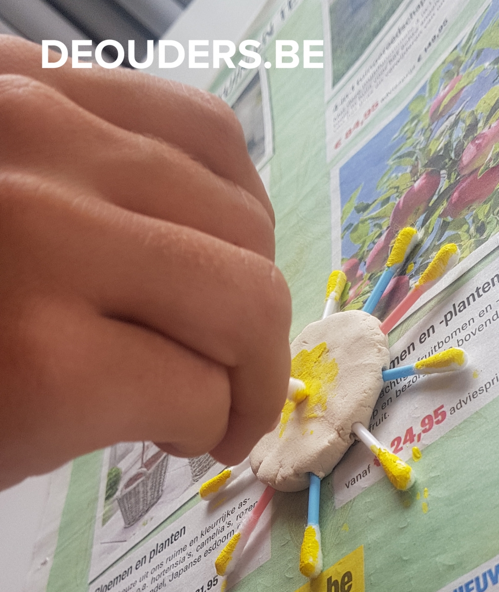 bloem gemaakt uit plasticine en wattenstaafjes beschilderen met verf