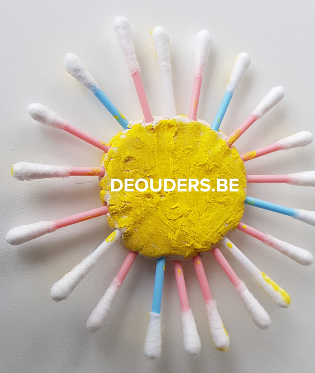 bloem gemaakt van plasticine en wattenstaafjes