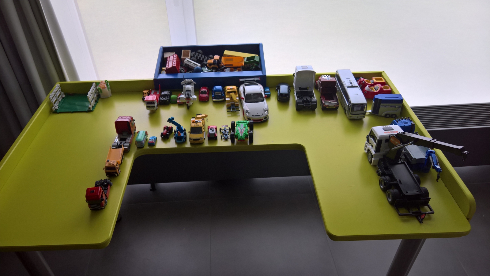 aangepaste tafel met speelgoed